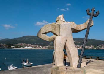 Paseo en Barco por las Bateas de Mejillones en la Ria de Vigo y O Fisgon-Neptuno de Moaña