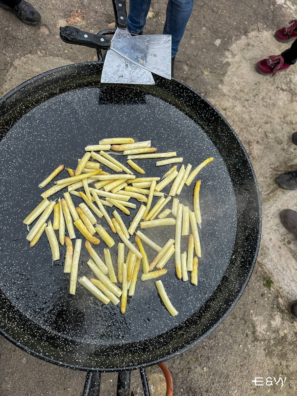 Gastronomía de Navarra y Aragón: platos típicos y más - probando espárragos