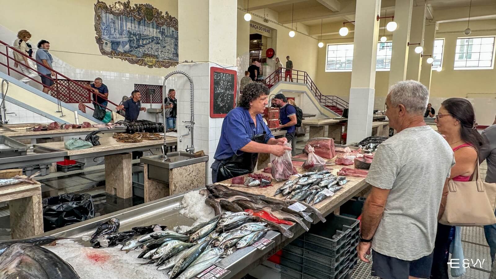 Qué hacer en Madeira: sabores y belleza incomparables - Puestos de Pescado en el Mercado de Lavradores Funchal