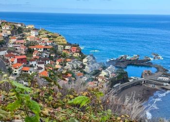 Paseo por los Viñedos y Playa de Seixal, en los acantilados del norte de Madeira